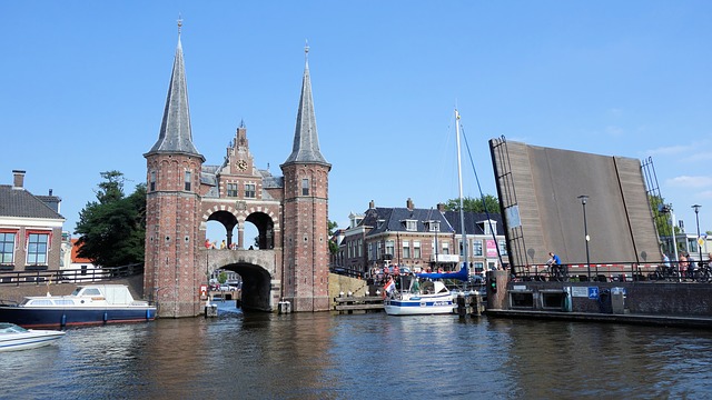 Bij een vakantie in Friesland moet je de Sneker Waterpoort zien  