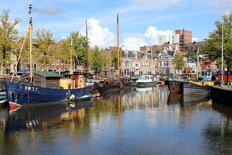Op vakantie in Groningen bekijk dan zeker de binnenstad met de vele boten in de gracht