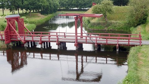 Als je op vakantie gaat naar Groningen is het bezichtigen van het  vestingdorp Bourtange met de mooie ophaalbrug zeker aan te raden.