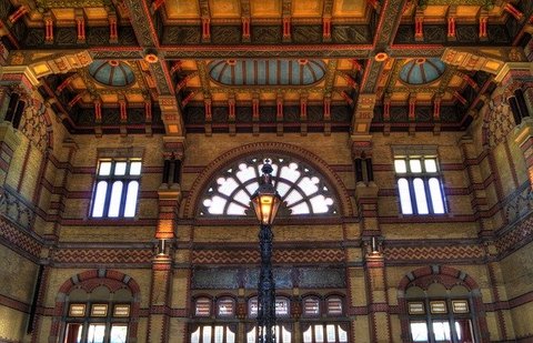 Vergeet zeker niet tijdens jouw vakantie in Groningen de stationshal te bezichtigen