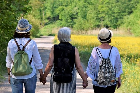 vrouwen wandelen omdat het gezond is