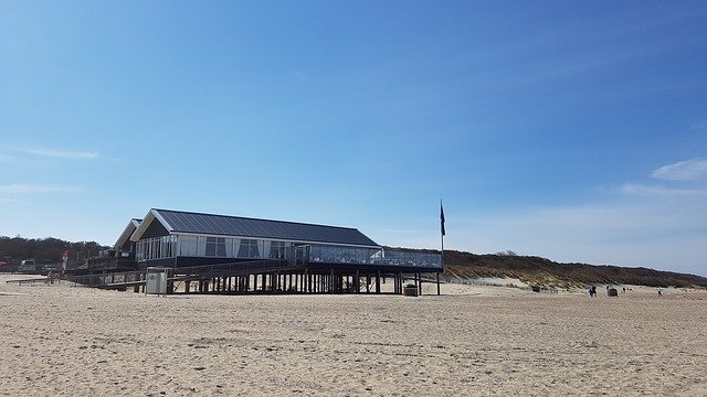 Op vakantie in Renesse (Zeeland), kun je lekker genieten op het strand en voor een hapje en drankje ga je naar het strandpaviljoen 