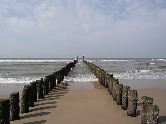 Als je op vakantie bent in Zeeland bezoek dan het strand van Domburg en zie daar de Golfbrekers in zee
