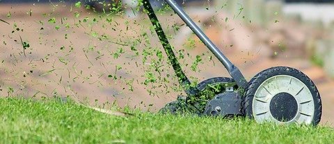 Eerst grasmaaien om daarna te kunnen genieten op het terras in je tuin