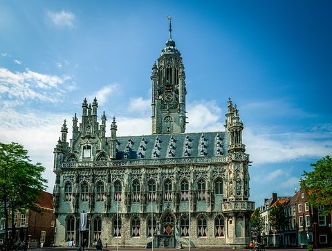 Er is altijd wel wat te doen in Zeeland. Ga eens naar Middelburg en zie daar het mooie stadhuis