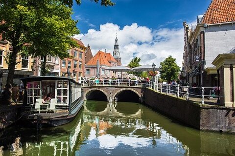 Als je op vakantie bent in Noord Holland bezoek dan ook het mooie Alkmaar en maak hier een rondvaart door de grachten