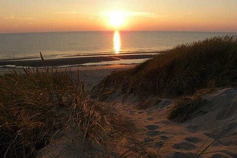 Mooie zonsondergang op het strand